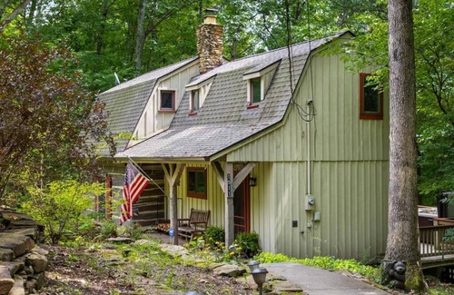Nashville Cabin | 2 BR, 2 BA Log Cabin