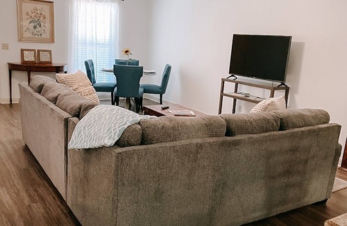 Oxford Apartment | 2 BR/2 BA UNIT! WALKING DISTANCE FROM SQUARE AND CAMPUS!