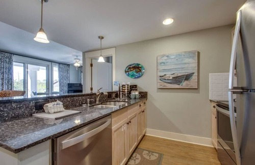 Baytowne Wharf Condo | 2 BR/2 BA With 6 Seater Golf Cart, Village of Baytowne Wharf
