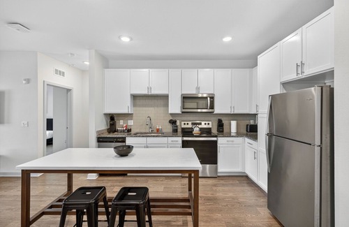 Arlington Apartment | 2 BR Apt/King Bed/Pool/Gym/Clse 2 Beach/Mayo