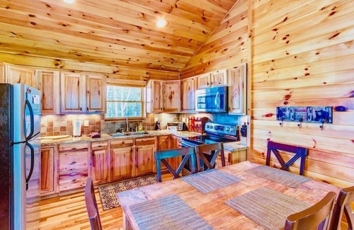 Banner Elk Cabin | 2 BR Cabin - Close to ski resort - Eagles Nest Belles Vacation - fireplace and f