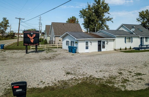 Houghton Lake Resort | 2 BR Cabin Only 7 Steps from the Lake