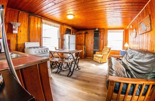 Houghton Lake Resort | 2 BR Cabin Only 7 Steps from the Lake