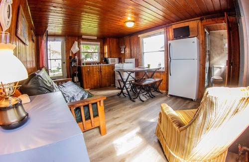 Houghton Lake Resort | 2 BR Cabin Only 7 Steps from the Lake