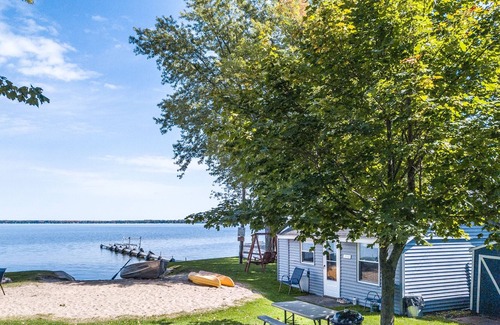 Houghton Lake Resort | 2 BR Cabin Only 7 Steps from the Lake
