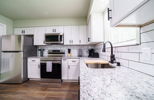 Downtown Apartment | 2-BR Cozy Guest Suite with Full Kitchen Near The Momentary & 8th Street Market