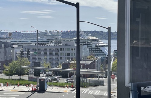 Belltown Condo | 2 BR, Downtown, WATER VIEW. 98% Walk Score! FREE Pkg-Hot Tub, Pool, weight room