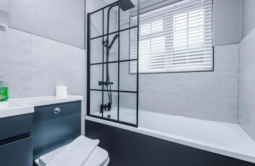 Offerton Apartment | 2 BR Flat By Eason Stays Short Lets & Serviced Accommodation Stockport With Free Parking,Ideal For Business Stays and Getaways