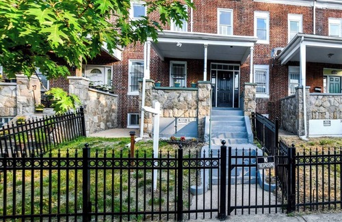 Parkview/Woodbrook Apartment | 2 BR., FREE WIFI & Laundry, Mondawmin Metro, Mall and Baltimore Druid Hill Park