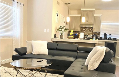 Greenacres House | 2 BR Guest House w/Private Parking in a Beautiful Almond grown Bakersfield City