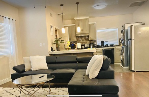 Greenacres House | 2 BR Guest House w/Private Parking in a Beautiful Almond grown Bakersfield City