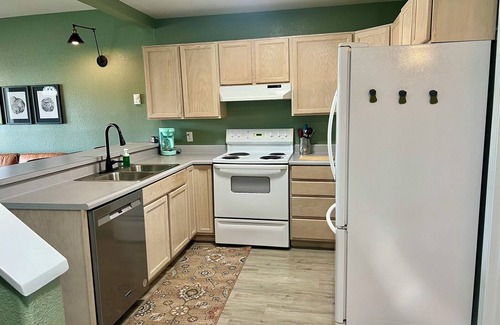 Eatonville House | 2 BR Historic Townhouse in Downtown Eatonville. Mt Rainier wildlife &waterfalls!