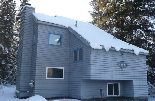 Alyeska House | 2 BR & Loft, Quiet space surrounded by trees with sauna!