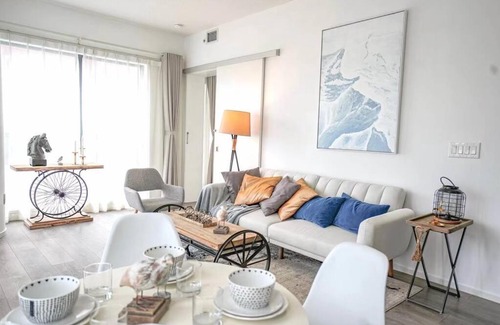 Downtown Toronto Apartment | 2 BR plus DAN at heart Toronto downtown