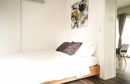 Downtown Toronto Apartment | 2 BR plus DAN at heart Toronto downtown