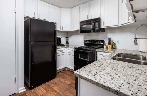 Meadowbrook House | 2 BR Townhome w/comfy King Beds | Central to shops