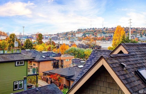 Eastlake House | 2 BR Townhouse Retreat in Bustling East Lake