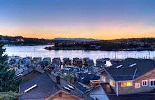Eastlake House | 2 BR Townhouse Retreat in Bustling East Lake