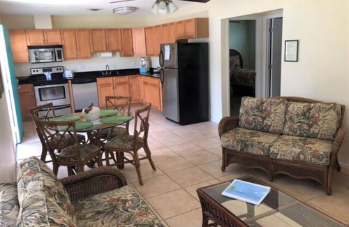Laurel Villa | 2 BR VILLA SUITE w/queen bed