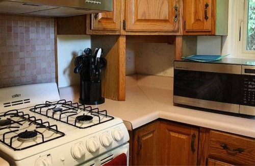 Wallingford Apartment | 2 BR Walking distance to the Oakdale Theater