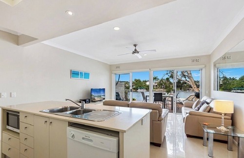 Noosaville Apartment | 2 Brm Waterfront Apartment
