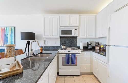 Cayucos Cottage | 2 Cayucan Bungalows Steps to Beach + Shared Lounge Sleeps 12