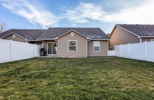 Meridian House | 2 Charming Townhomes | Private Yards | Sleeps 16