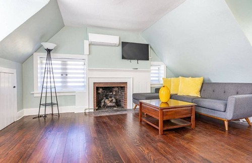 Lambertville House | 2 Colonial Rooms in Lambertville Estate