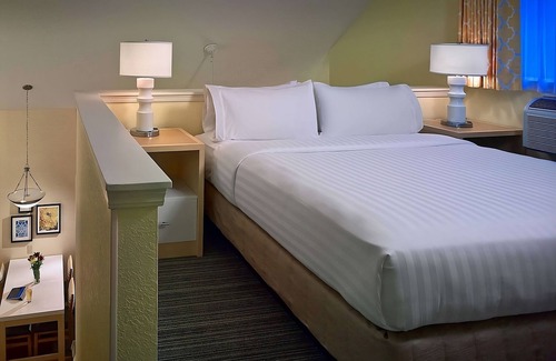 White Station House | 2 Comfortable Units! w/ Parking, Pets Allowed Near Children's Museum of Memphis!