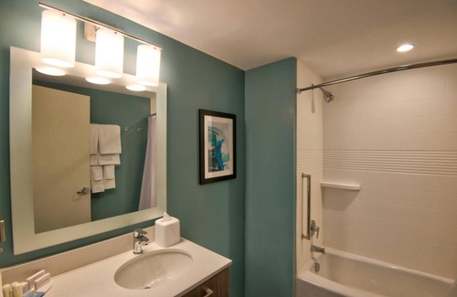 Flagami Hotel | 2 Comfortable Units with Kitchenette, Pool, Free Breakfast & Airport Shuttle