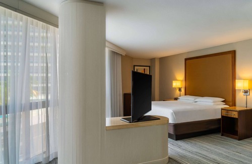 Downtown Miami Hotel | 2 Connecting Suites at a 4⭐️ Hotel