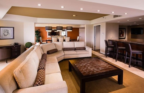 Torrey Pines Hotel | 2 Connecting Suites at a 4⭐️ Hotel