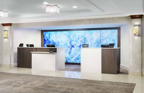 Airport North House | 2 Connecting Suites at a 4⭐️ Hotel