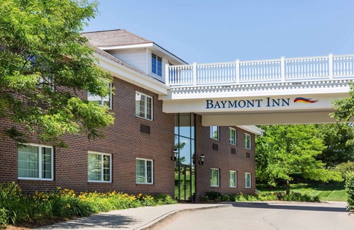 Des Moines House | 2 Connecting Suites at a Hotel