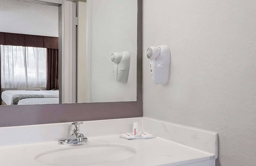St. Augustine Hotel | 2 Convenient Spaces, Pool, Free Parking and Close to Fountain of Youth!