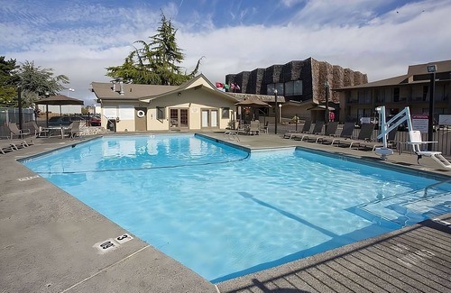 Port Angeles Hotel | 2 Convenient Units! Outdoor Pool, Pets Allowed Near Valley Creek Estuary Park!