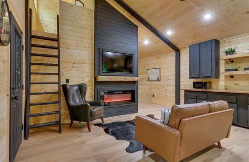 Rocky Grove Cabin | 2 Cozy Cabins Sleep 9, Great for Groups