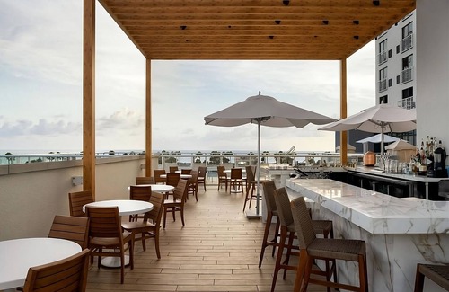 Clearwater Beach Hotel | 2 Cozy Rooms Near Beach with Rooftop Pool, On-Site Restaurant and Bar