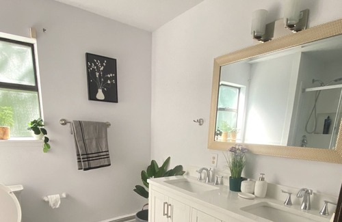 Abbotsford House | 2 cozy spacious In Abbotsford