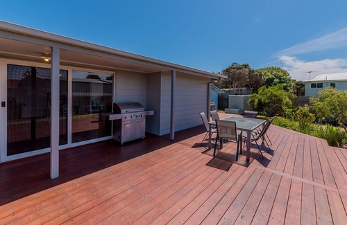 Surf Beach House | 2 Dixon Street, Surf Beach, Pet Friendly Surf Beach Escape
