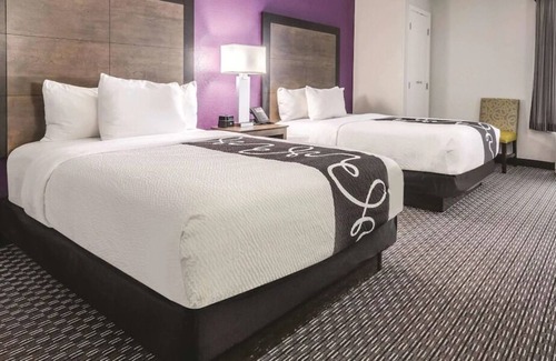 Myrtle Beach Hotel | 2 Double Bed Deluxe Rm at La Quinta Inn by Wyndham Myrtle Beach - N Kings Hwy