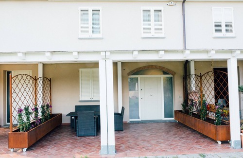 Pescia Apartment | 2 double bedrooms, one bathroom, one living room, kitchen, garden and car.
