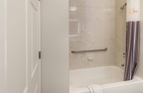 Arlington Hotel | 2 Double Beds, La Quinta Inn, Free Breakfast & Pool Relaxation Near Six Flags