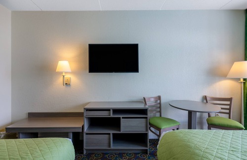 Kill Devil Hills Hotel | 2 Double Beds Guestroom with Pool View