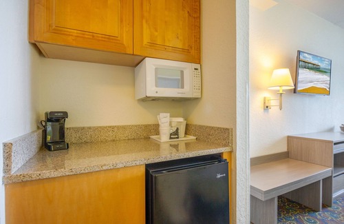 Kill Devil Hills Hotel | 2 Double Beds Guestroom with Pool View