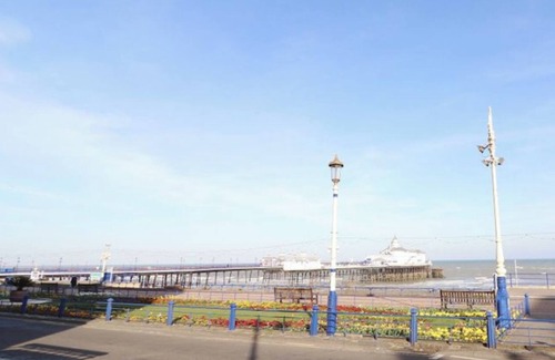 Eastbourne Apartment | 2 Double rooms in spacious flat right next to the sea for some summer fun!