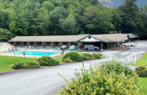 Maggie Valley House | 2 Doubles at Scottish Inns: Cozy Ambiance, Outdoor Pool, Maggie Valley - 2 Units