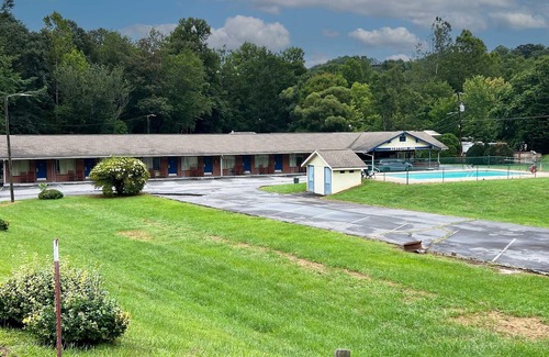 Maggie Valley House | 2 Doubles at Scottish Inns: Cozy Ambiance, Outdoor Pool, Maggie Valley - 2 Units