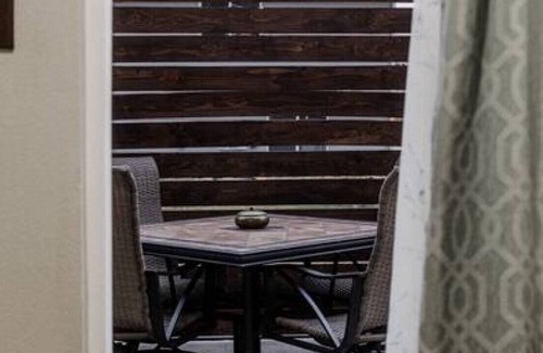 Rapid City Apartment | #2 Downstairs Bengal · Modern House in the Heart of Rapid City