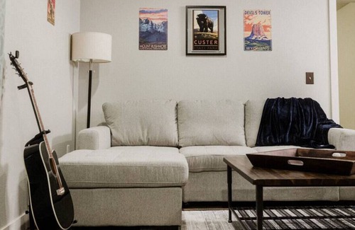 Rapid City Apartment | #2 Downstairs Bengal · Modern House in the Heart of Rapid City